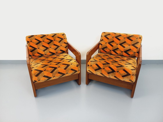 Image 1 of Paire De Fauteuils Traîneau Vintage En Noyer Et Tissu Velours Des Années 70