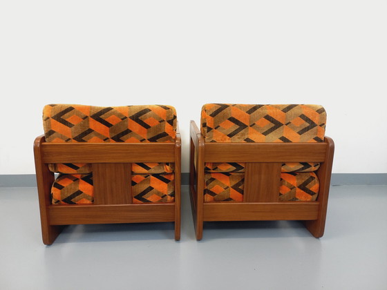 Image 1 of Paire De Fauteuils Traîneau Vintage En Noyer Et Tissu Velours Des Années 70