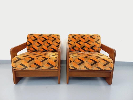 Image 1 of Paire De Fauteuils Traîneau Vintage En Noyer Et Tissu Velours Des Années 70
