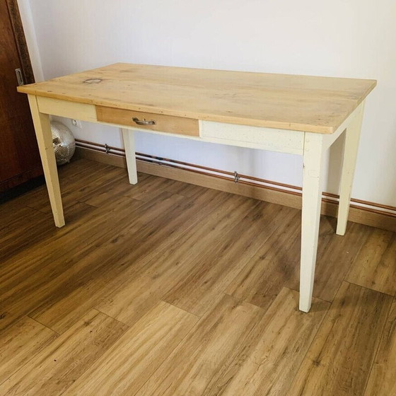 Image 1 of Table de ferme vintage en bois brut avec tiroir
