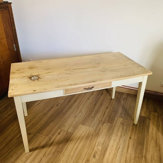 Image 1 of Table de ferme vintage en bois brut avec tiroir