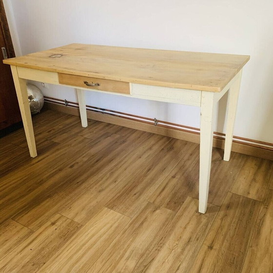 Image 1 of Table de ferme vintage en bois brut avec tiroir