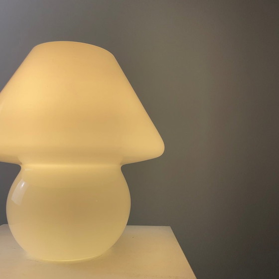 Image 1 of Lampe de table à champignon en verre blanc de 1970