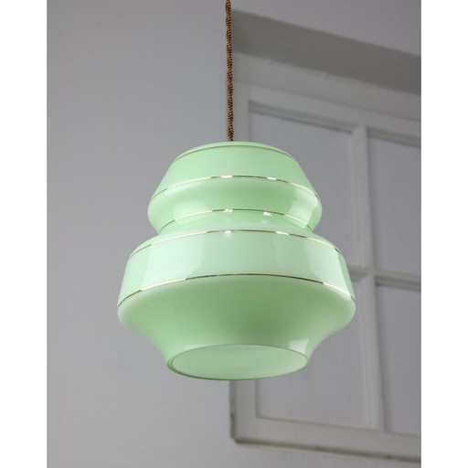 Lampe suspendue en verre vert et laiton du Mid Century