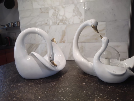 Image 1 of Luigi, 2 × cygnes en porcelaine blanche ; 1 lampe et 1 coupe à fruits.