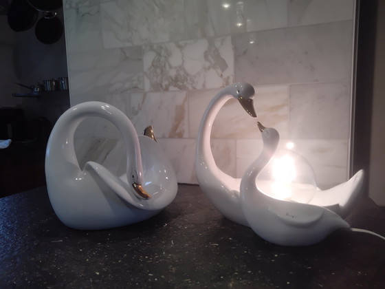 Image 1 of Luigi, 2 × cygnes en porcelaine blanche ; 1 lampe et 1 coupe à fruits.