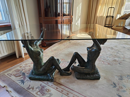 Table avec statues en bronze