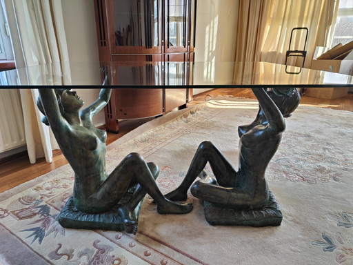 Table avec statues en bronze