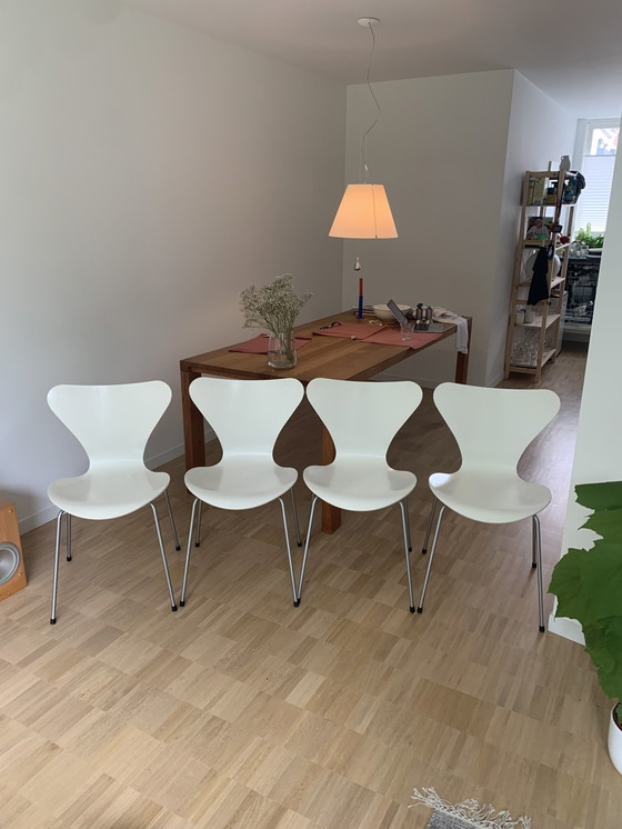 Image 1 of 4x Chaises Fritz Hansen blanches