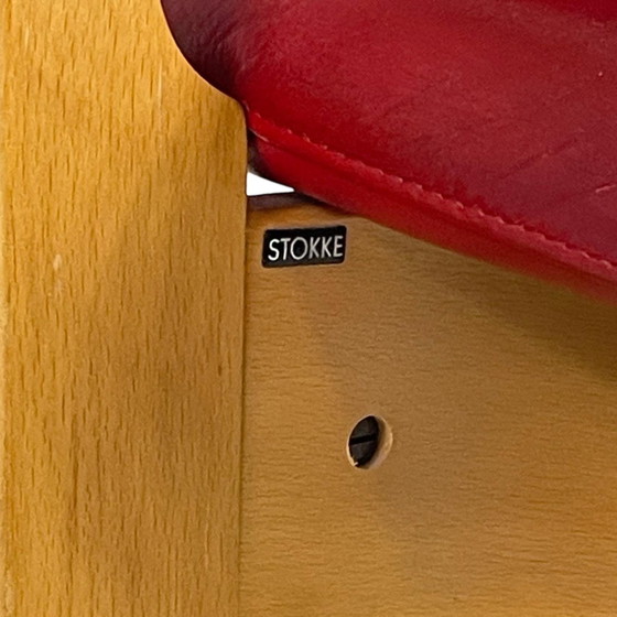 Image 1 of Peter Opsvik - Stokke - Actulum - Fauteuil à bascule ergonomique - Revêtement en cuir rouge et cadre en bois