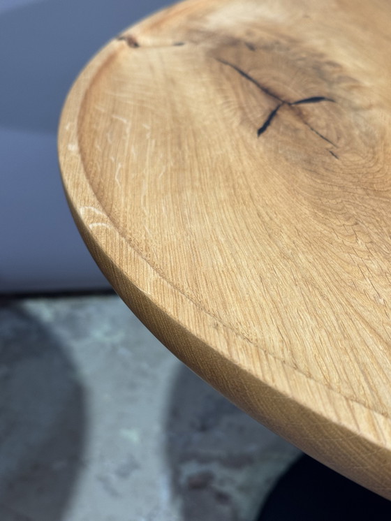 Image 1 of 2X Tables d'appoint rondes en chêne