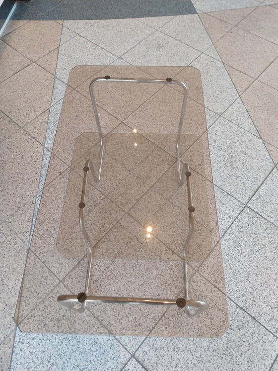 Image 1 of 1 X Table basse en tube avec plateau en verre fumé.  République Tchèque 1960's.