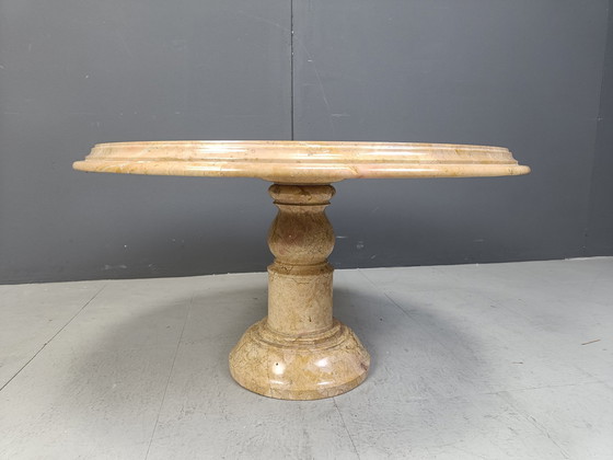 Image 1 of Table basse ronde en marbre italien, 1960S