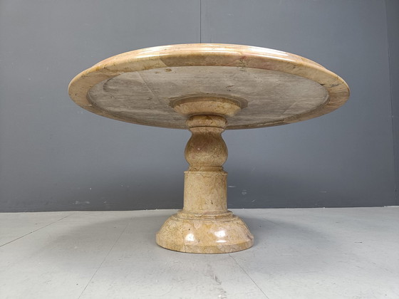 Image 1 of Table basse ronde en marbre italien, 1960S