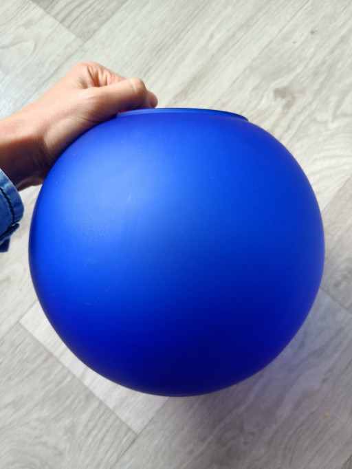 Vase boule bleu rond satiné mat