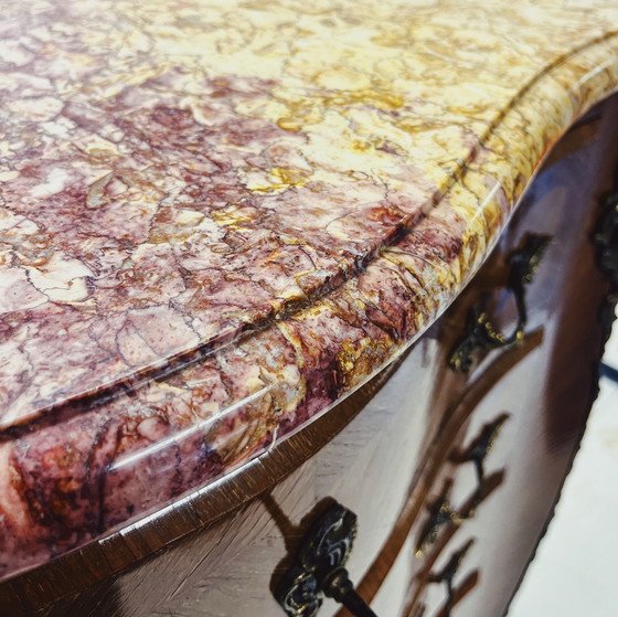 Image 1 of Elégante commode Louis Xv en noyer avec dessus en marbre