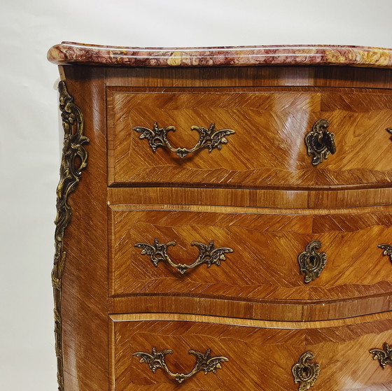 Image 1 of Elégante commode Louis Xv en noyer avec dessus en marbre