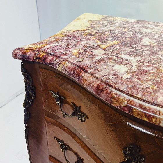 Image 1 of Elégante commode Louis Xv en noyer avec dessus en marbre