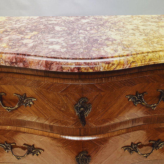 Image 1 of Elégante commode Louis Xv en noyer avec dessus en marbre