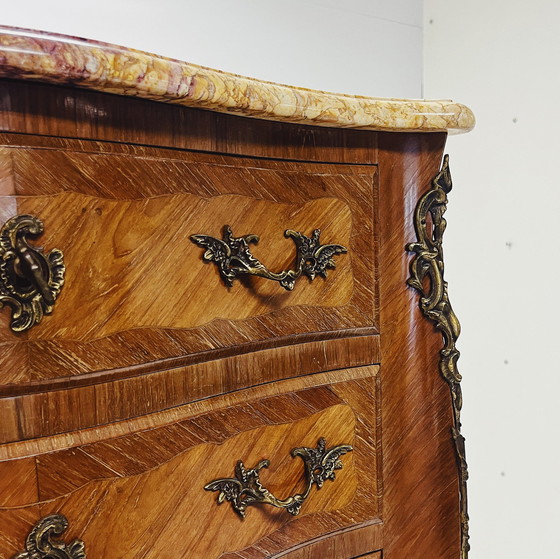 Image 1 of Elégante commode Louis Xv en noyer avec dessus en marbre