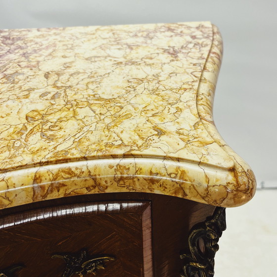 Image 1 of Elégante commode Louis Xv en noyer avec dessus en marbre