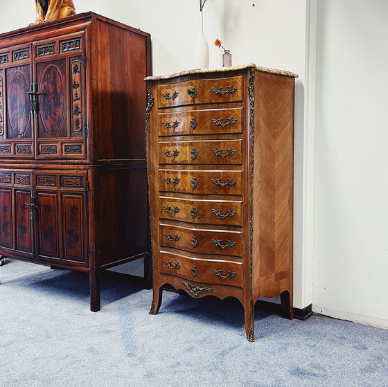 Image 1 of Elégante commode Louis Xv en noyer avec dessus en marbre