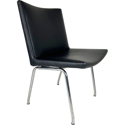 Fauteuil d'aéroport AP40 en cuir noir de Hans J. Wegner, datant du milieu du siècle dernier