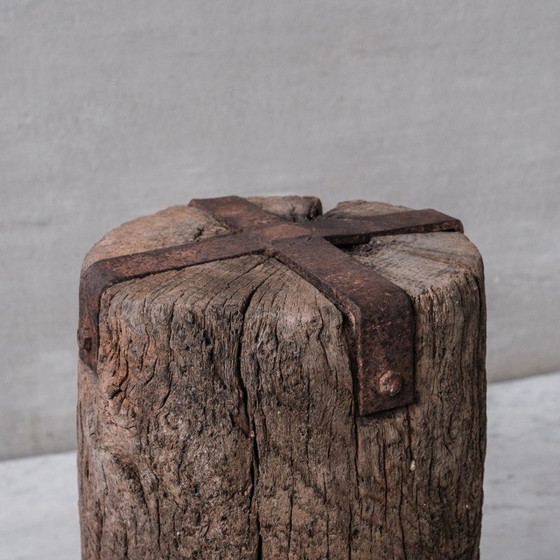 Image 1 of Paire de tables d'appoint en bois primitif espagnol vintage