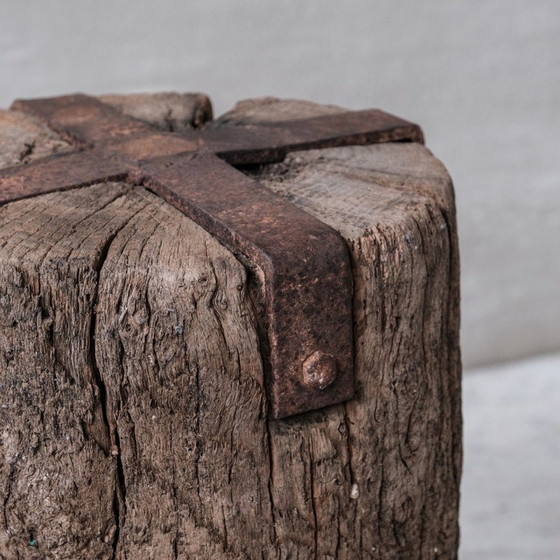 Image 1 of Paire de tables d'appoint en bois primitif espagnol vintage