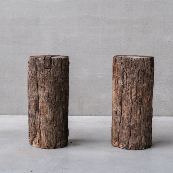 Image 1 of Paire de tables d'appoint en bois primitif espagnol vintage