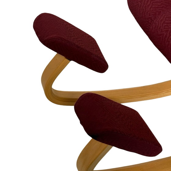 Image 1 of Peter Opsvik - Stokke - Thatsit (Design Form 1991) Chaise à bascule ergonomique - Chêne clair et tapisserie rouge