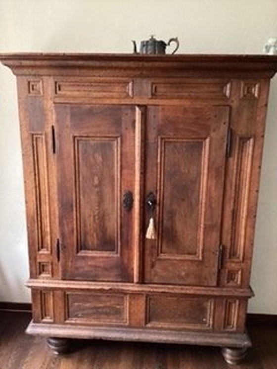 Image 1 of Armoire ancienne en chêne (milieu des années 1700)