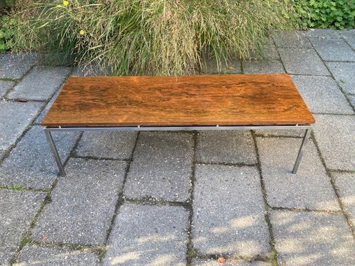 Longue table basse moderne Mid Century avec structure en acier chromé et plateau en teck