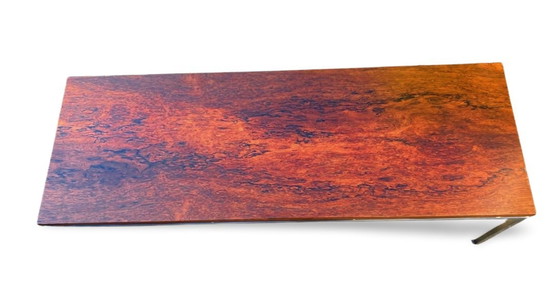 Image 1 of Longue table basse moderne Mid Century avec structure en acier chromé et plateau en teck