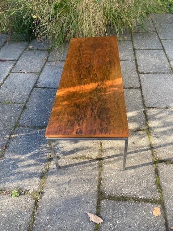 Image 1 of Longue table basse moderne Mid Century avec structure en acier chromé et plateau en teck