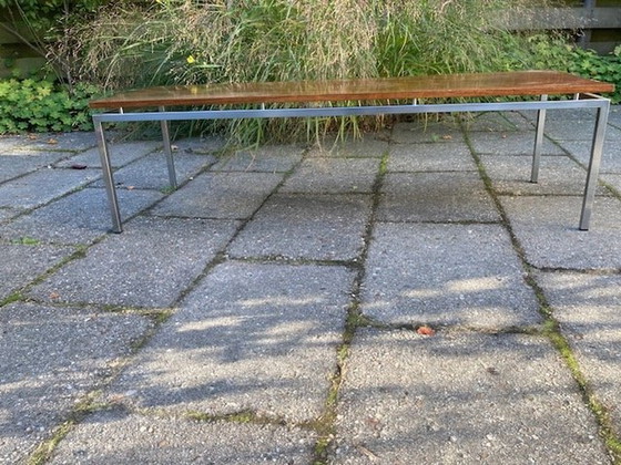 Image 1 of Longue table basse moderne Mid Century avec structure en acier chromé et plateau en teck