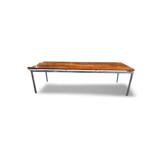 Longue table basse moderne Mid Century avec structure en acier chromé et plateau en teck