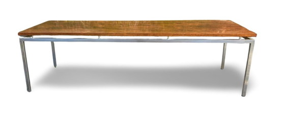 Image 1 of Longue table basse moderne Mid Century avec structure en acier chromé et plateau en teck