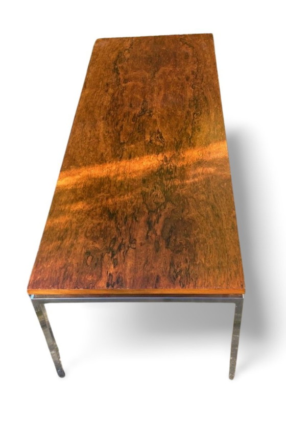 Image 1 of Longue table basse moderne Mid Century avec structure en acier chromé et plateau en teck