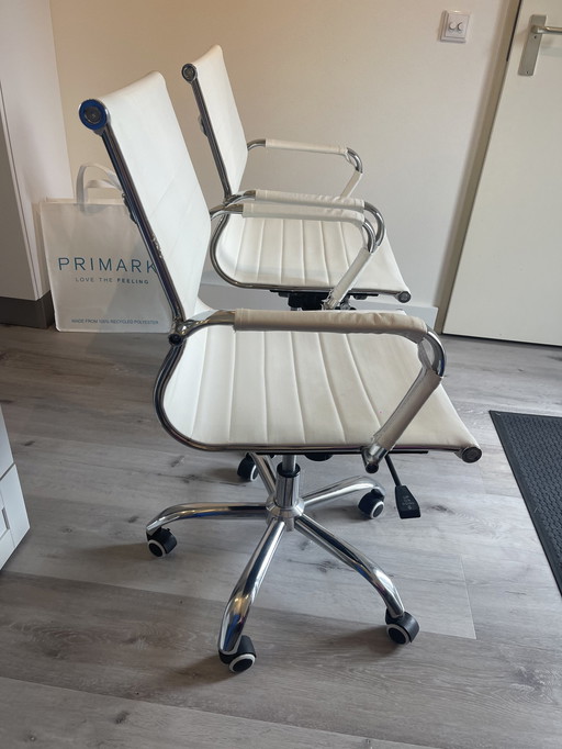 Deux chaises de bureau blanches de luxe