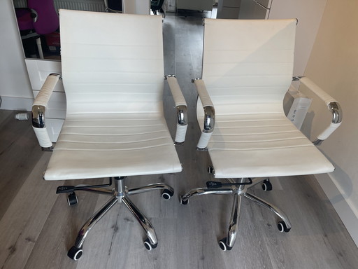 Deux chaises de bureau blanches de luxe