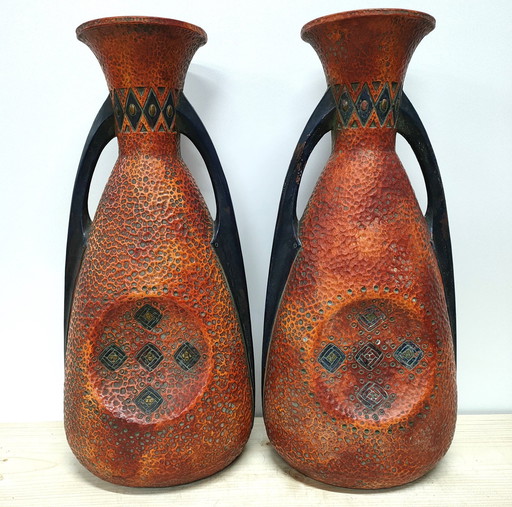 Ensemble de vases amphores en céramique "gothique" d'origine orientale