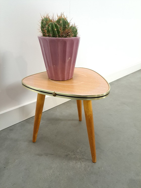 Image 1 of Table d'appoint avec plateau en formica aspect bois et pieds en bois No. 13 Table à plantes
