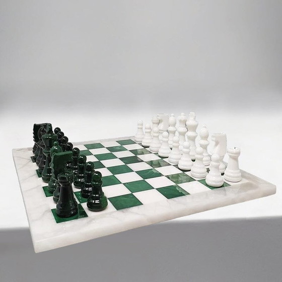 Image 1 of 1970S Magnifique jeu d'échecs vert et blanc en albâtre de Volterra fait à la main en Italie