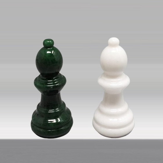 Image 1 of 1970S Magnifique jeu d'échecs vert et blanc en albâtre de Volterra fait à la main en Italie