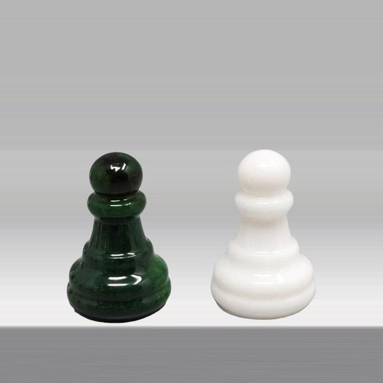 Image 1 of 1970S Magnifique jeu d'échecs vert et blanc en albâtre de Volterra fait à la main en Italie