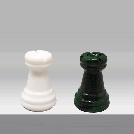 Image 1 of 1970S Magnifique jeu d'échecs vert et blanc en albâtre de Volterra fait à la main en Italie