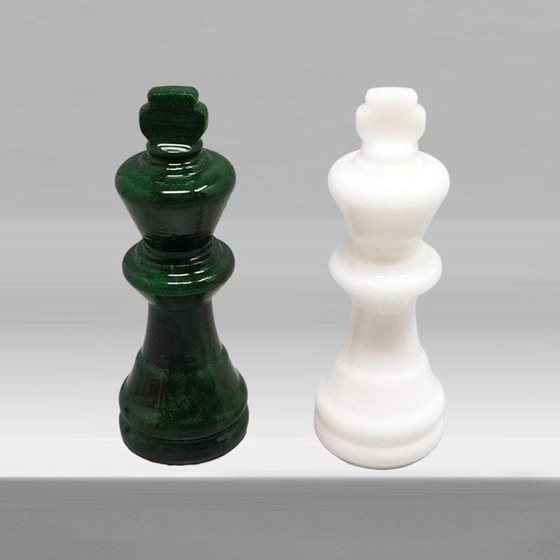 Image 1 of 1970S Magnifique jeu d'échecs vert et blanc en albâtre de Volterra fait à la main en Italie