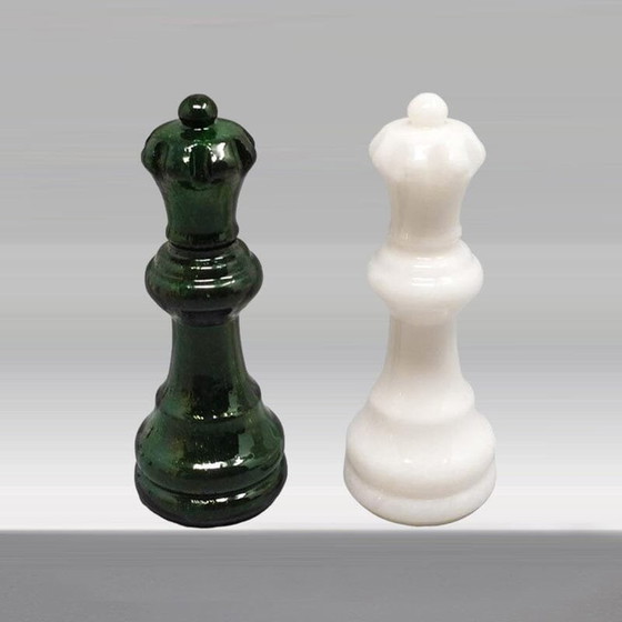 Image 1 of 1970S Magnifique jeu d'échecs vert et blanc en albâtre de Volterra fait à la main en Italie