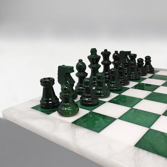 Image 1 of 1970S Magnifique jeu d'échecs vert et blanc en albâtre de Volterra fait à la main en Italie